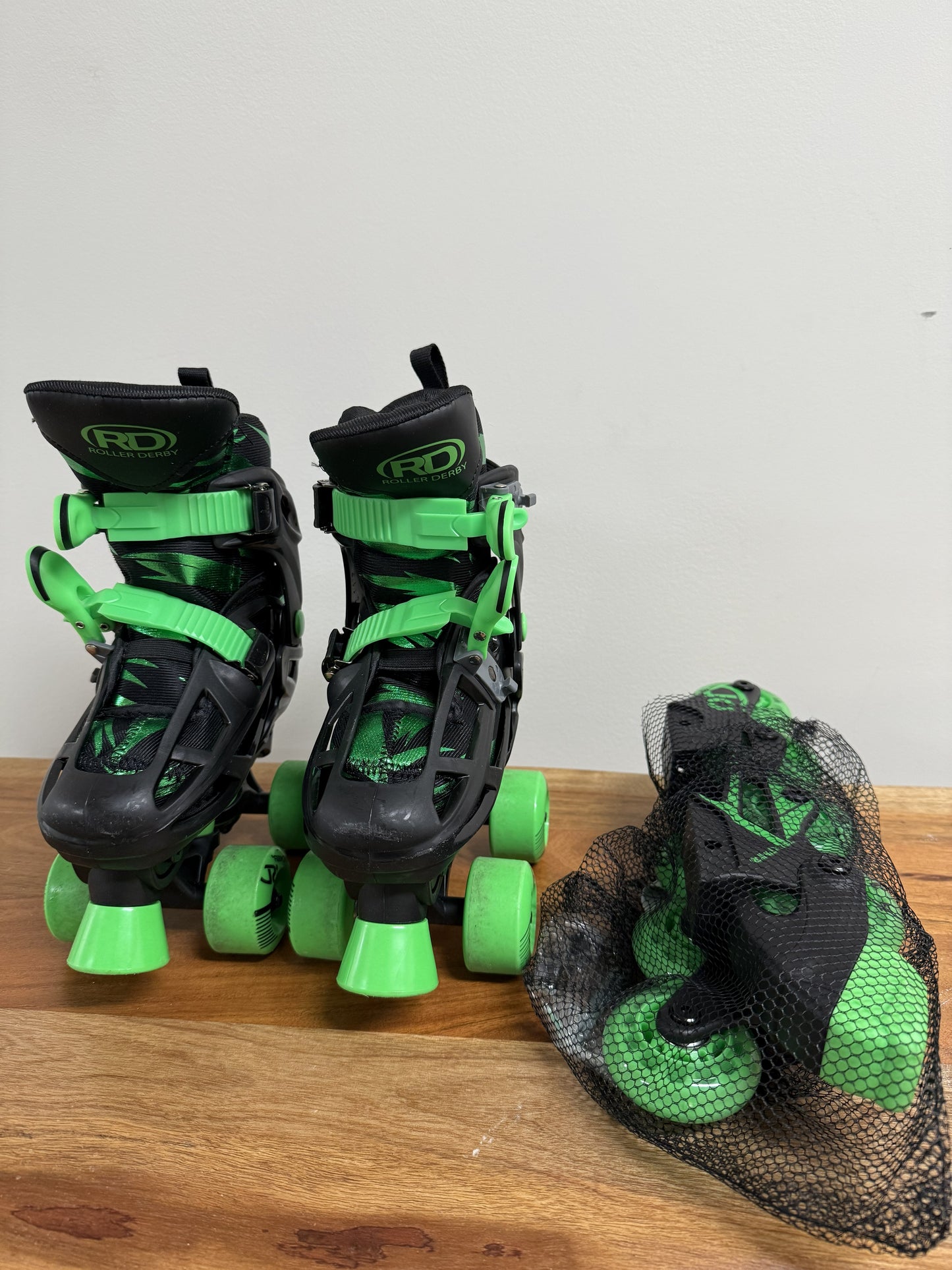 Roller Derby Green Wire Kids' Adjustable Inline-Quad Combo Skates - Black/Green S (12-2): Indoor/Outdoor Use, Adjustable Size, Padded Collar